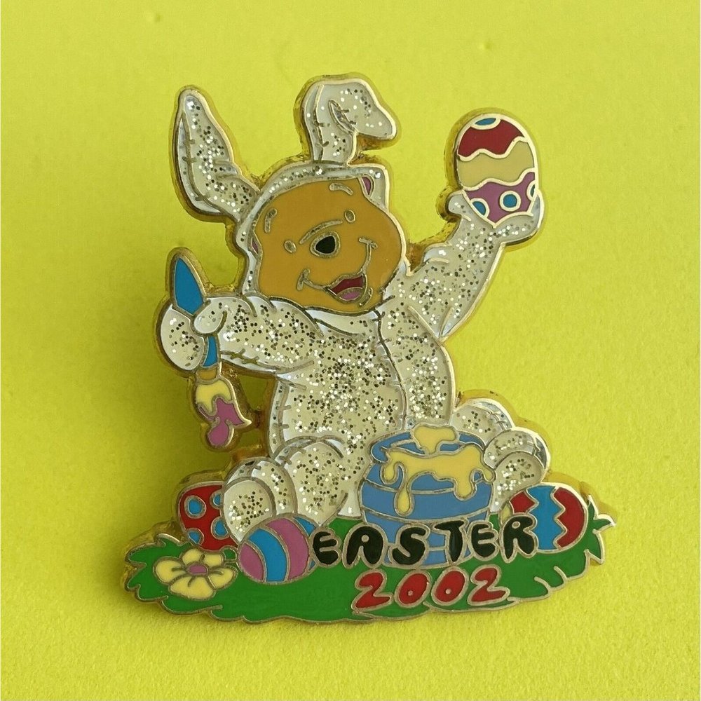 Disney Pin Winnie The Pooh Easter 2002 - 12 Months of Magic Pooh Decorating Eggs